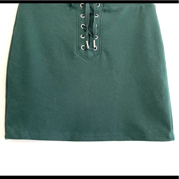 Forever 21 NWT Dark Green Lace Up Mini Skirt Size Small - Picture 3 of 9